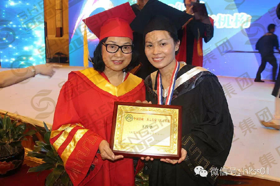 中國SPA協(xié)會永久名譽(yù)會長馮華博士與王俊華總裁合影。