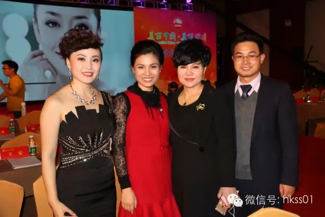 深圳美協(xié)副會長，盛世集團董事長王俊華女士作為貴賓攜華美學(xué)院王星宇校長共同出席了本次晚會